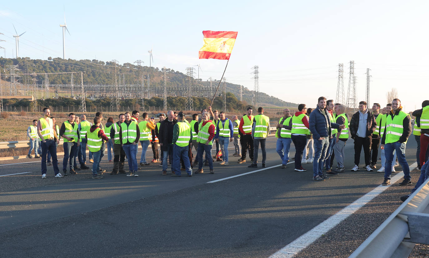 Los agricultores cortan la autovía en la ronda de Palencia