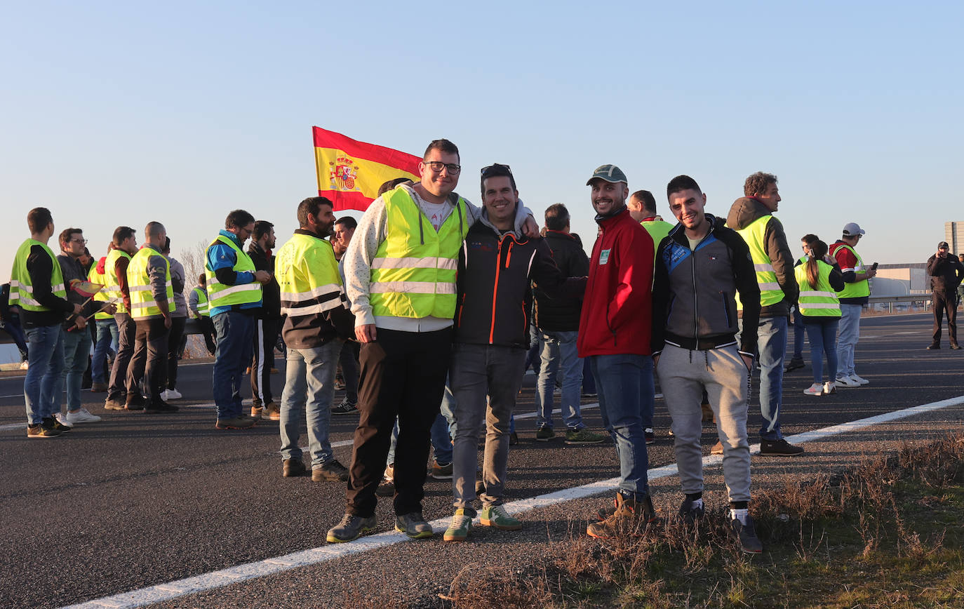 Los agricultores cortan la autovía en la ronda de Palencia