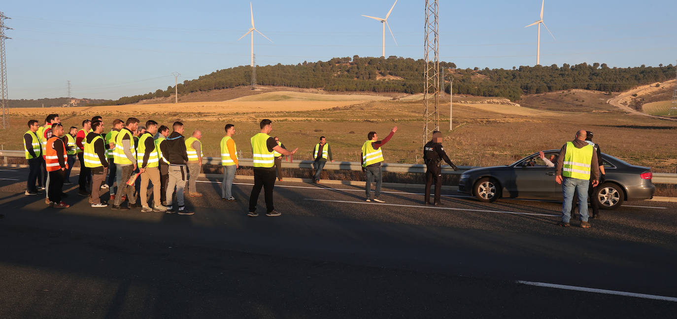 Los agricultores cortan la autovía en la ronda de Palencia