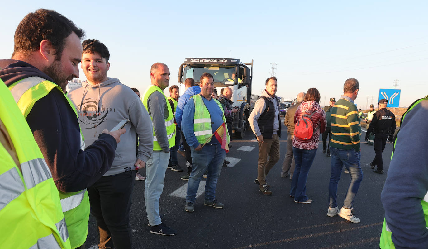 Los agricultores cortan la autovía en la ronda de Palencia