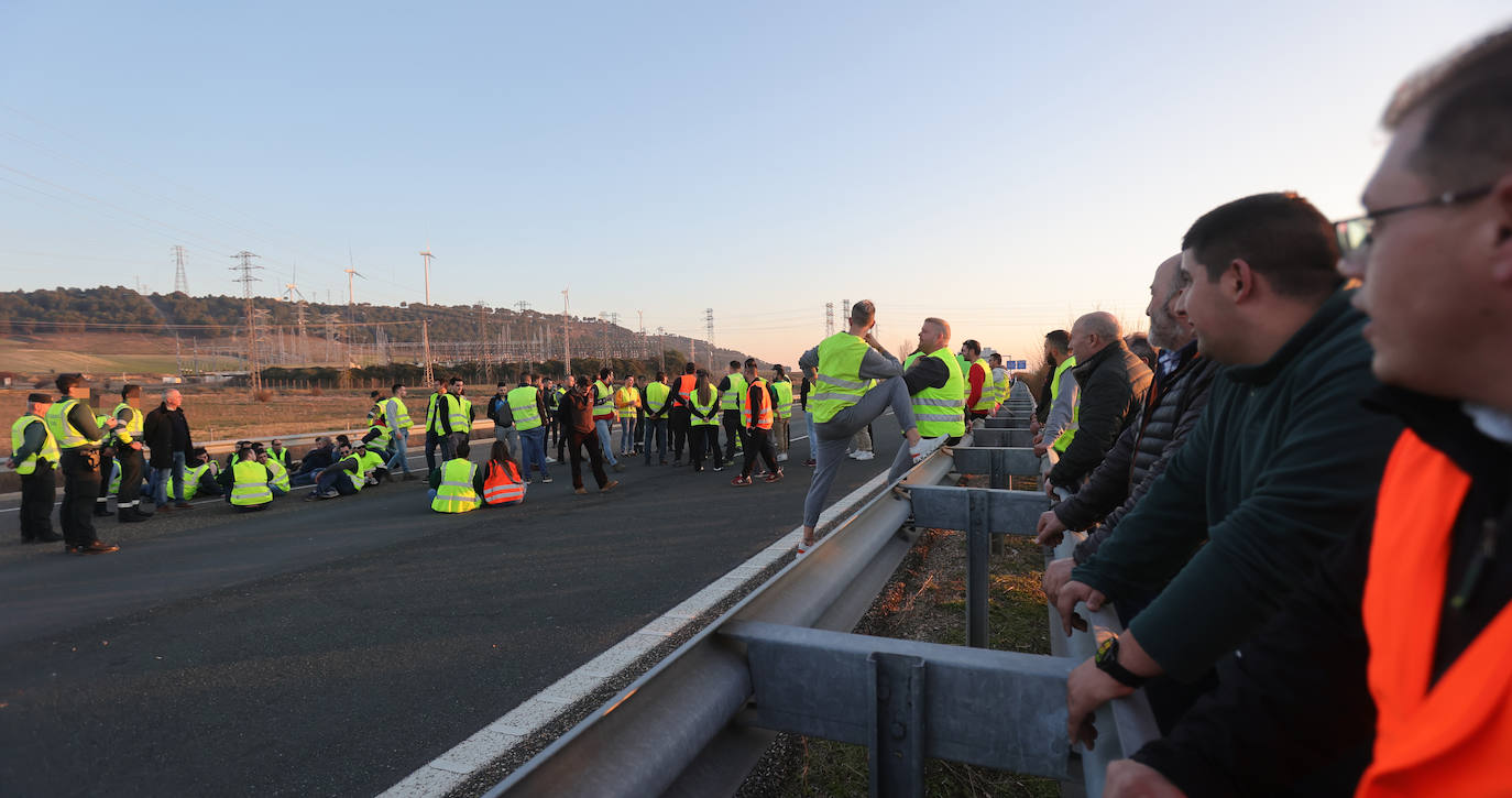 Los agricultores cortan la autovía en la ronda de Palencia