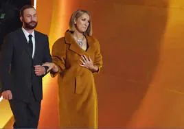 Céline Dion entró en el escenario del brazo de su hijo mayor, René-Charles Angelil.