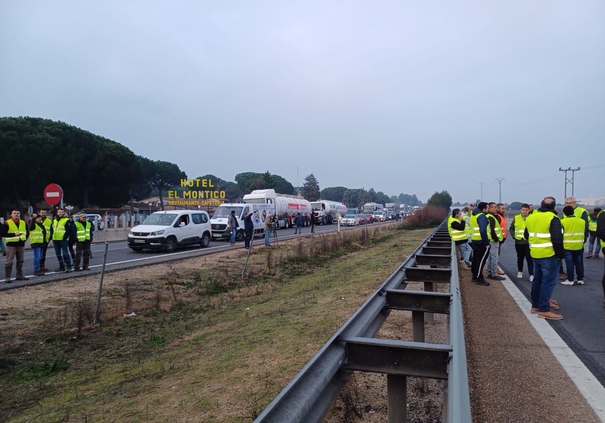 200 agricultores se hacía con el control de la A-62 a la altura del Montico a primera hora de la jornada.