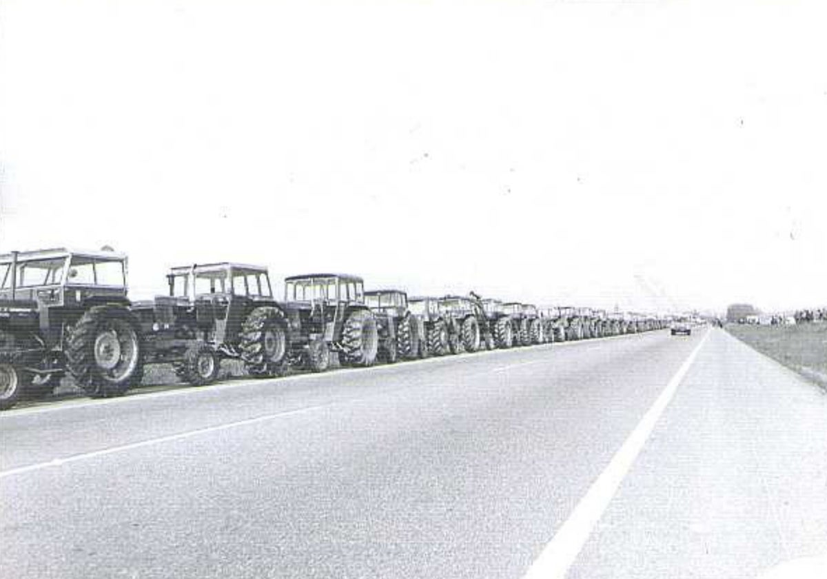 Tractores en fila en una carretera de Medina del Campo durante la protesta de 1977.