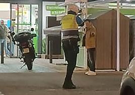 Un agente de la Policía Local apunta al hombre que portaba el hacha.