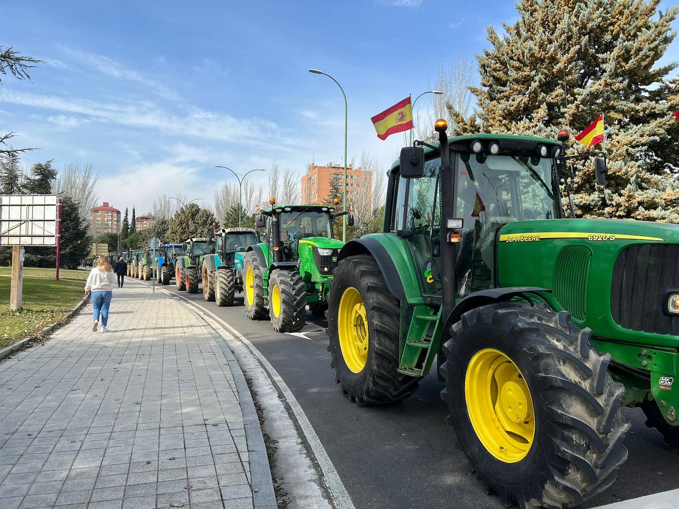 Un grupo de tractores baja desde la Avenida Real Valladolid hacia la Avenida de Salamanca