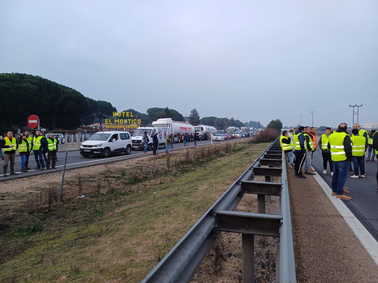 Los agricultores cortan la A-62 en ambos sentidos a la altura de El Montico