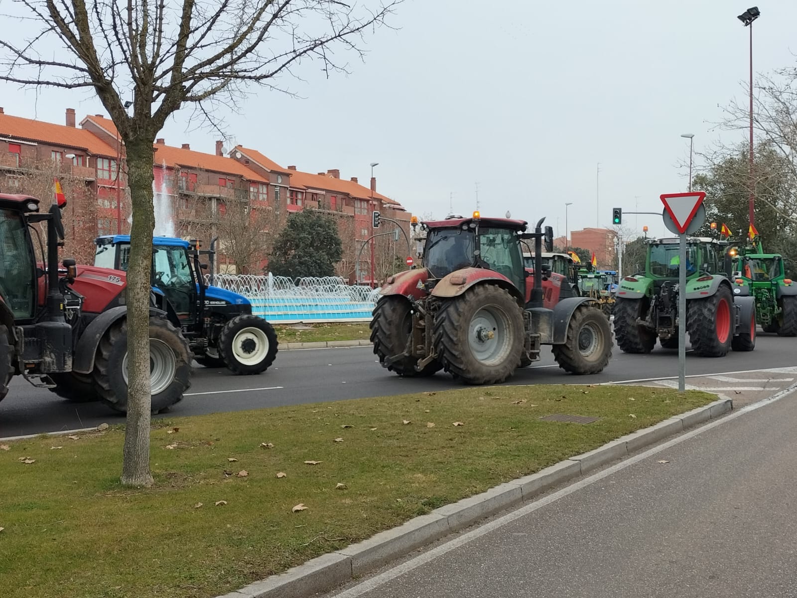 Los tractores circulan por el Paseo de Zorrilla