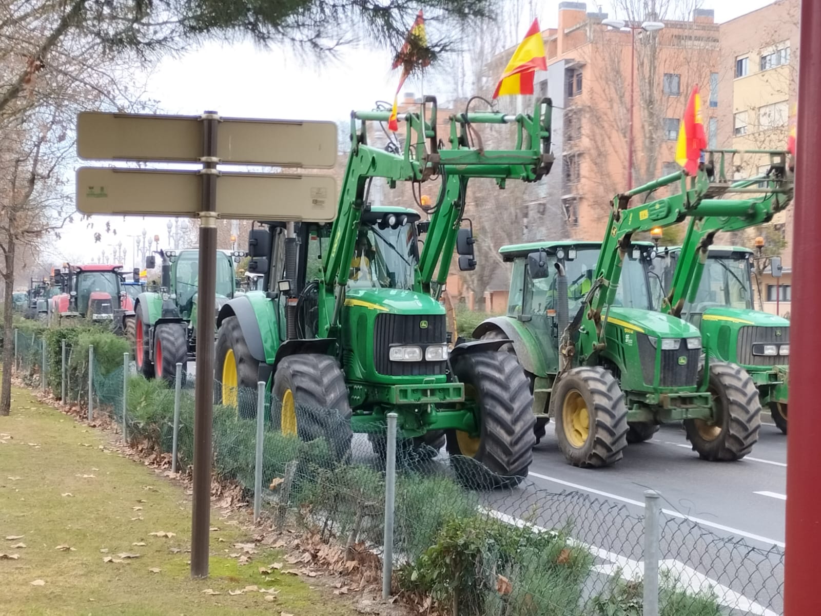 Los tractores circulan por el Paseo de Zorrilla