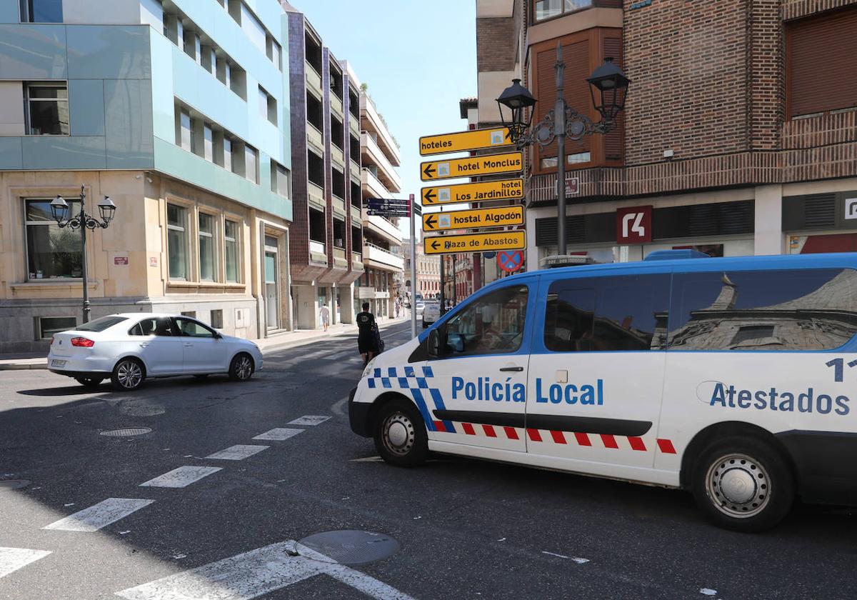 Una joven de 13 años rompe de madrugada retrovisores de coches estacionados