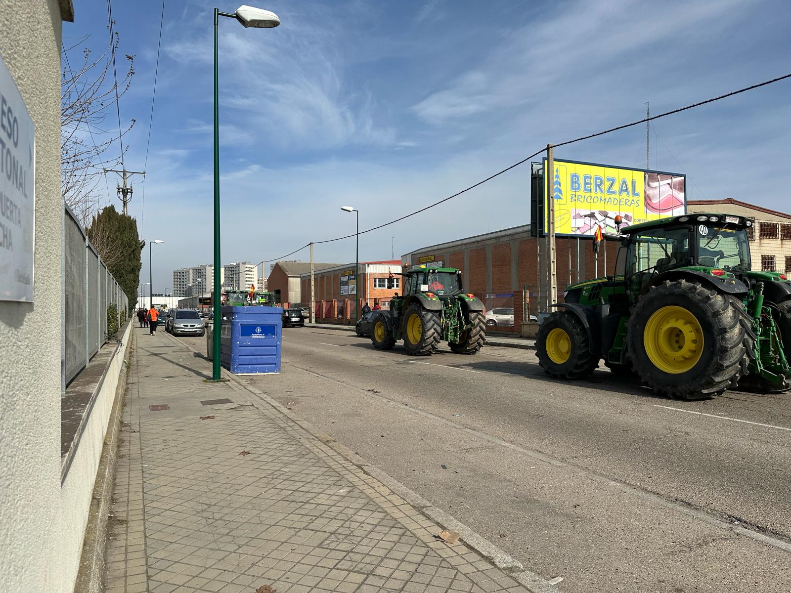 La tractorada pasa por el polígono de Argales