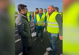 Luis Tudanca hablando con agricultores en la León-Valladolid.