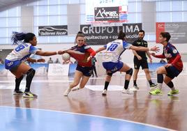 Lorena agarra a una jugadora del Guardés en el último partido jugado en A Sagriña.