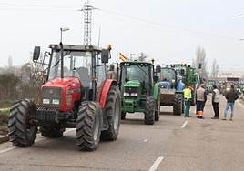 Varios tractores cortan el tráfico en Valladolid capital.