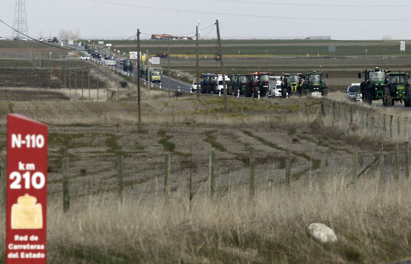 La tractorada de Villacastín, en imágenes