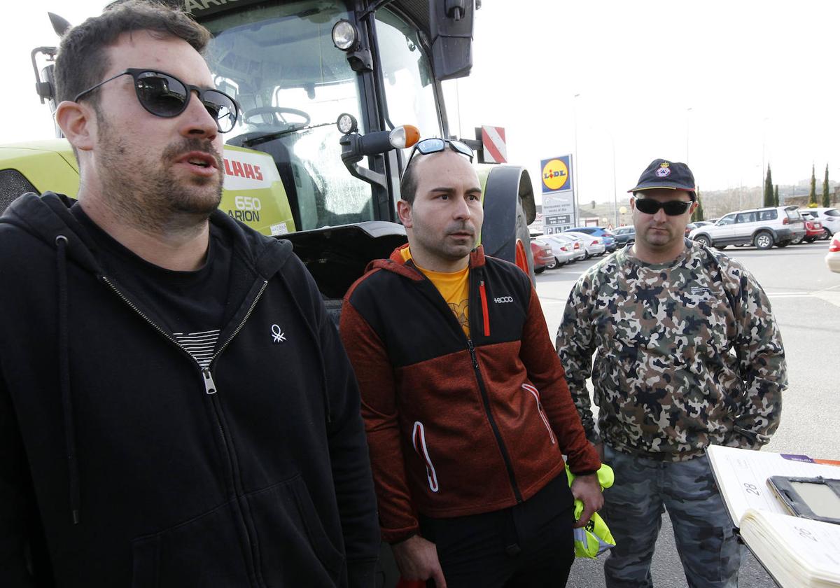 Agricultores de Mozoncillo participantes en la tractorada por Segovia capital.