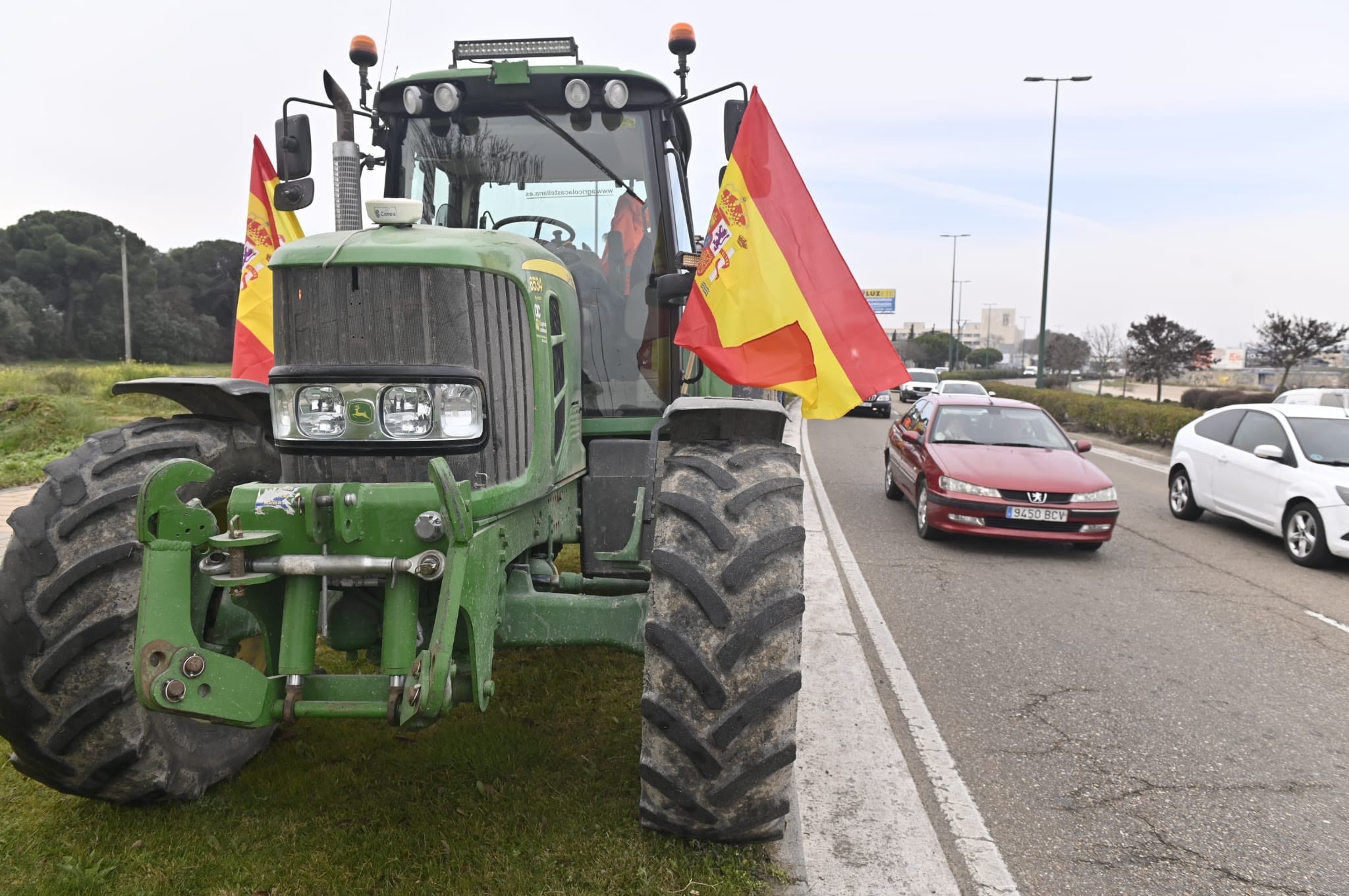 Los tractores, en el tercer día de protestas, a su paso por Valladolid.