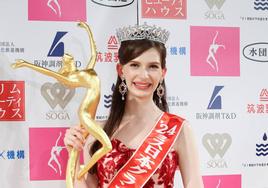 La ganadora de Miss Japón, posando con el trofeo.