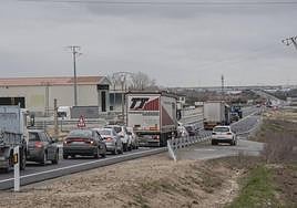 Varios tractores transitan por la CL-605 causando retenciones, este miércoles por la tarde.