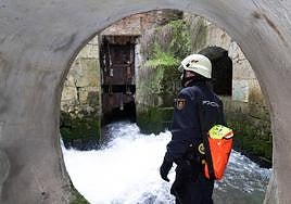 Uno de los agentes inspecciona una galería subterránea
