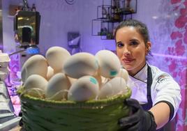 Raquel Mayo muestra huevos de oca en el Mercado del Val.