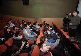 Pablo Berger, durante el coloquio que mantuvo con escolares en los cines Casablanca y que también fue retransmitido a los Broadway dentro del programa Pajarillos Educa.