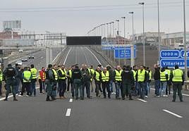 Cortes en la A-1 a su paso por Burgos por las protestas agrarias, este miércoles.