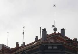 Antenas de televisión en un edificio de Palencia, en una imagen de archivo.