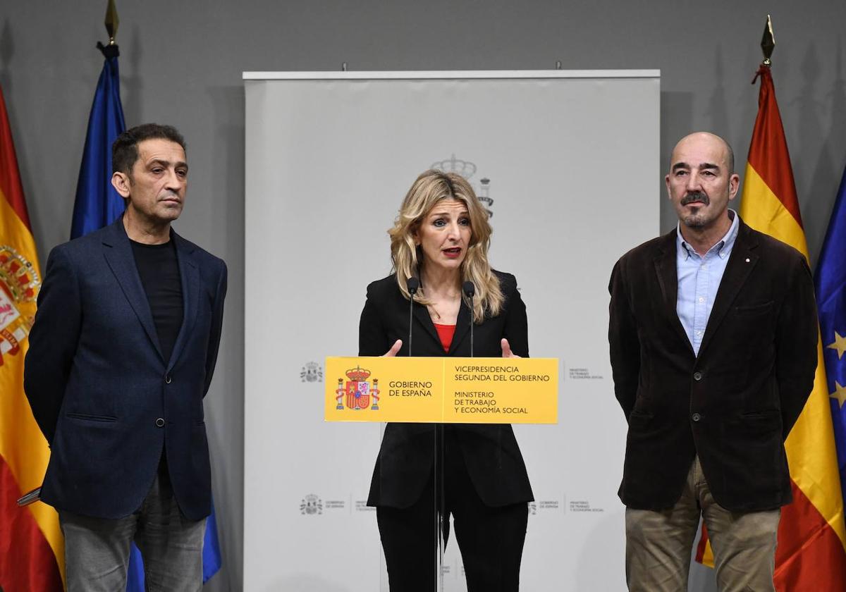 La ministra de Trabajo, Yolanda Díaz (c) junto con el vicesecretario General de política Sindical de UGT, Fernando Luján (d) y el secretario general en Castilla y León de CCOO, Vicente Andrés (i).