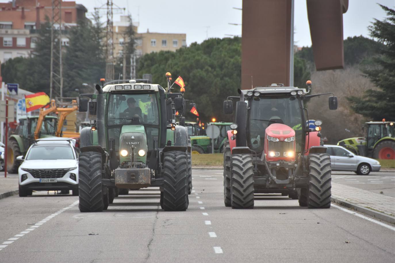 Los tractores invaden Palencia y protestan en la Delegación de la Junta