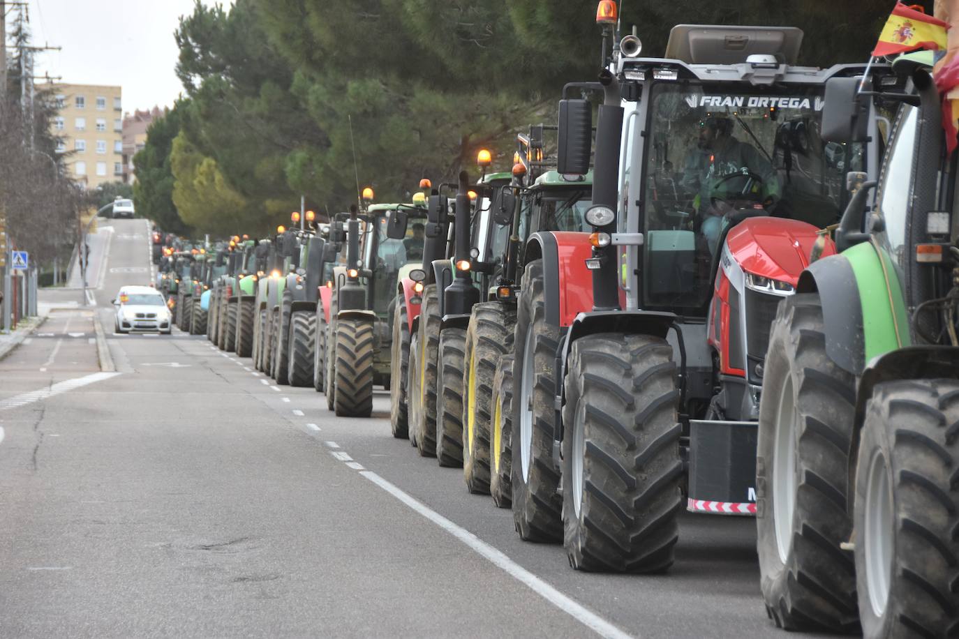 Los tractores invaden Palencia y protestan en la Delegación de la Junta