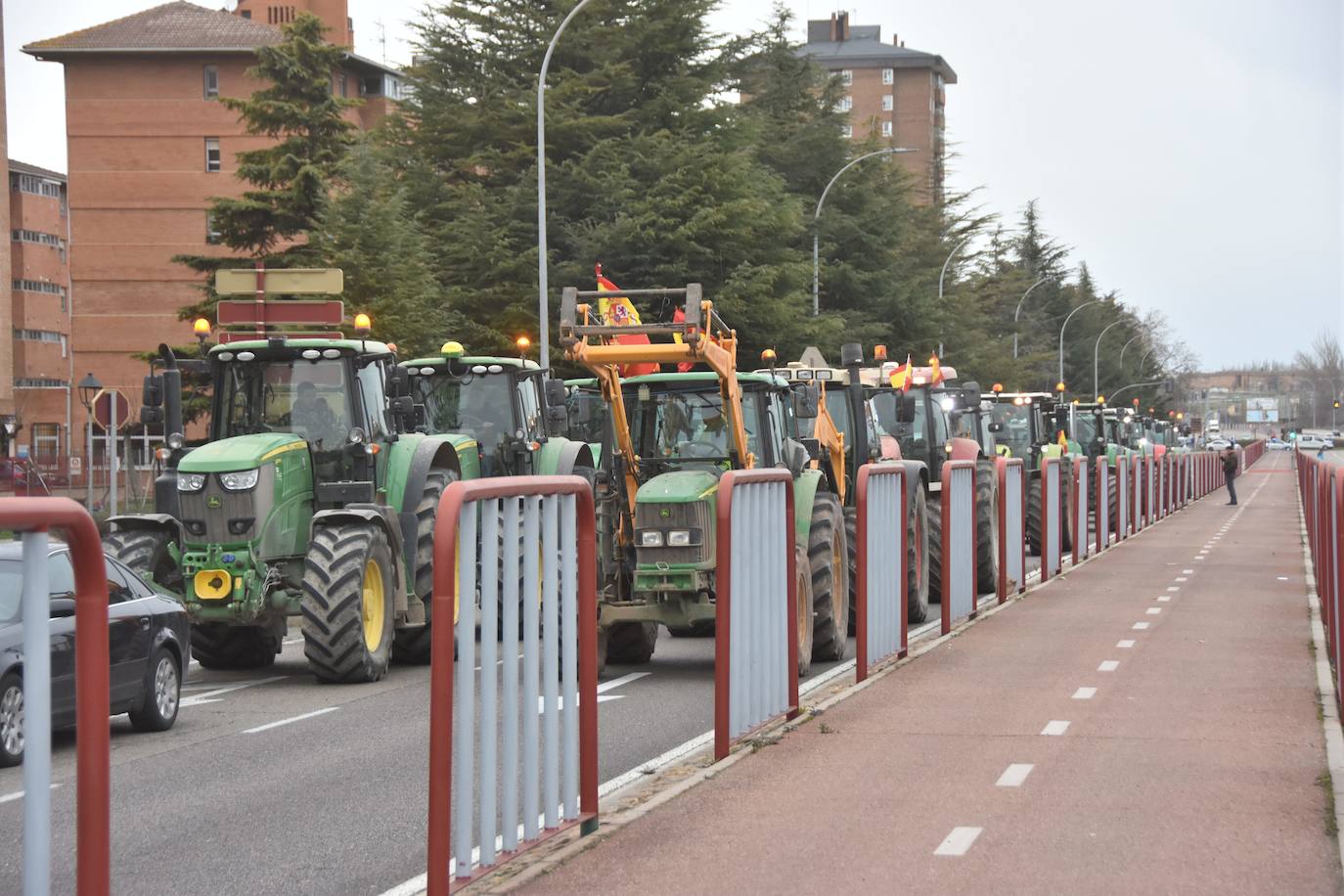 Los tractores invaden Palencia y protestan en la Delegación de la Junta