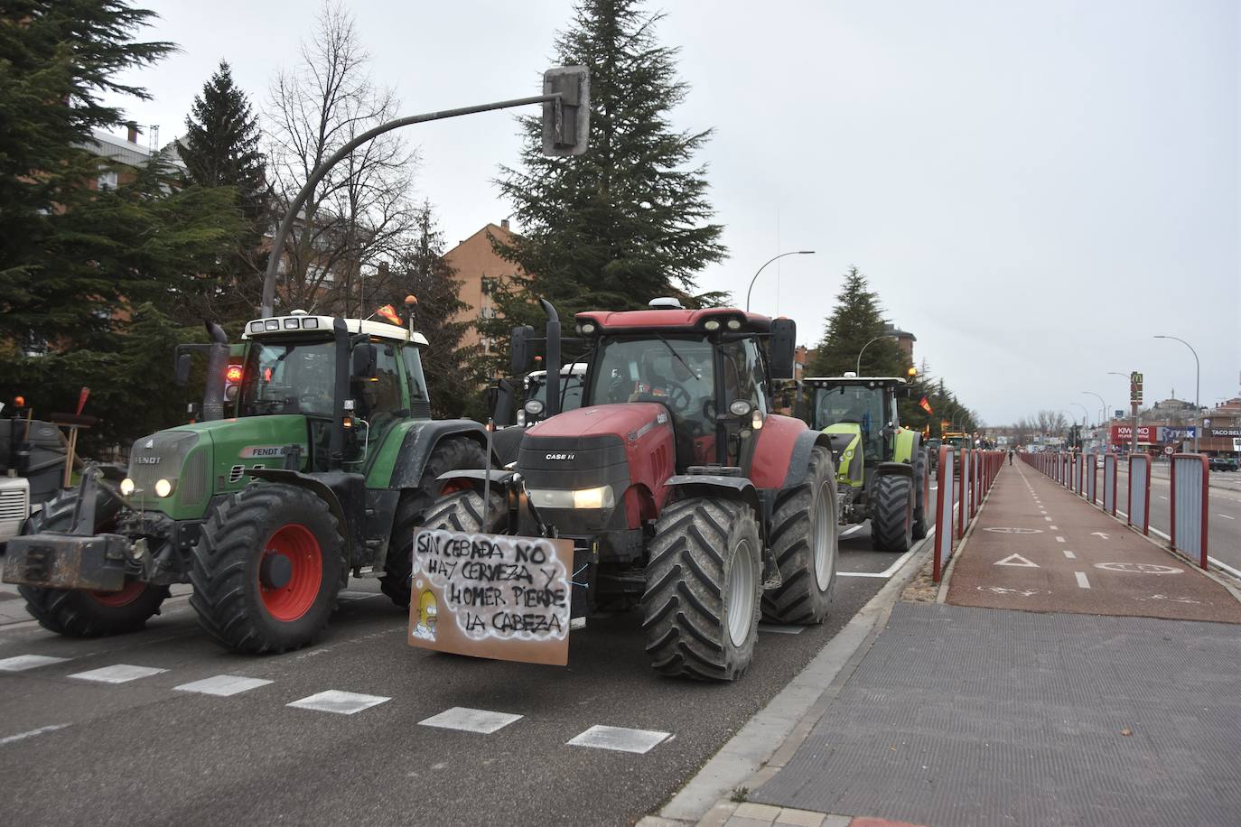 Los tractores invaden Palencia y protestan en la Delegación de la Junta