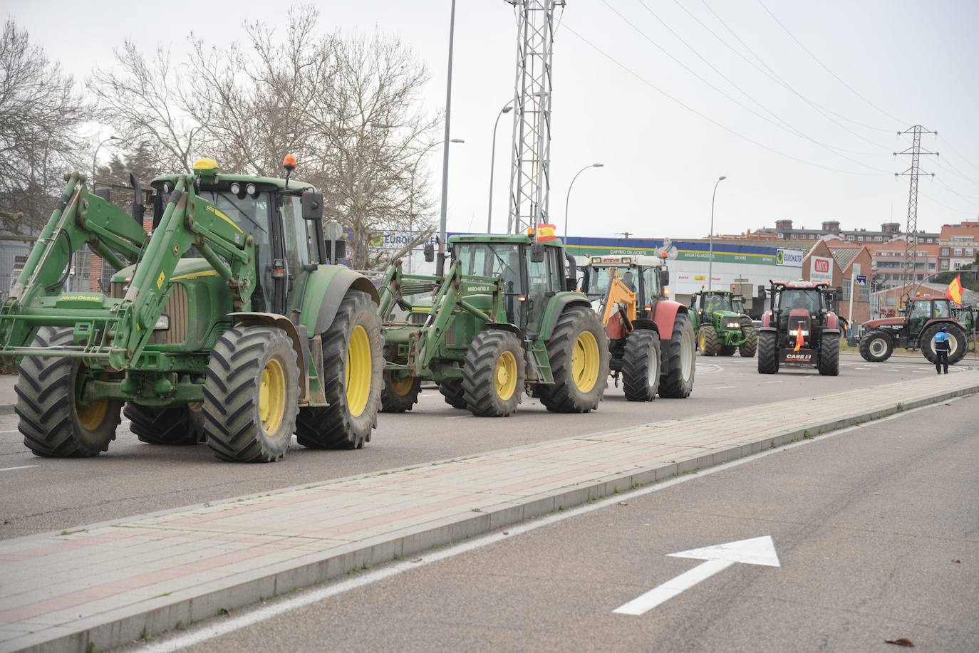 Los tractores invaden Palencia y protestan en la Delegación de la Junta