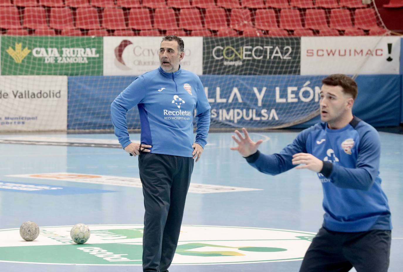 El técnico del Recoletas, durante un entrenamiento.