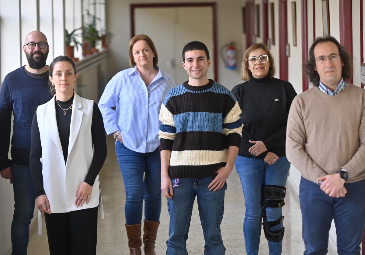 Daniel Cembrero, Susana Sixto, Irene Frechilla, Mario Ribote, Raquel Barbero y Enrique Román, orientadores educativos del Cristo Rey y profesionales de El Puente-Salud Mental.