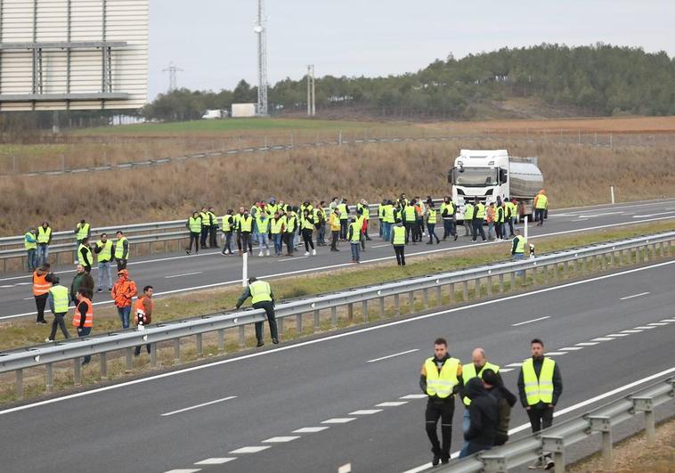 Los agricultores cortan la Autovía del Camino.