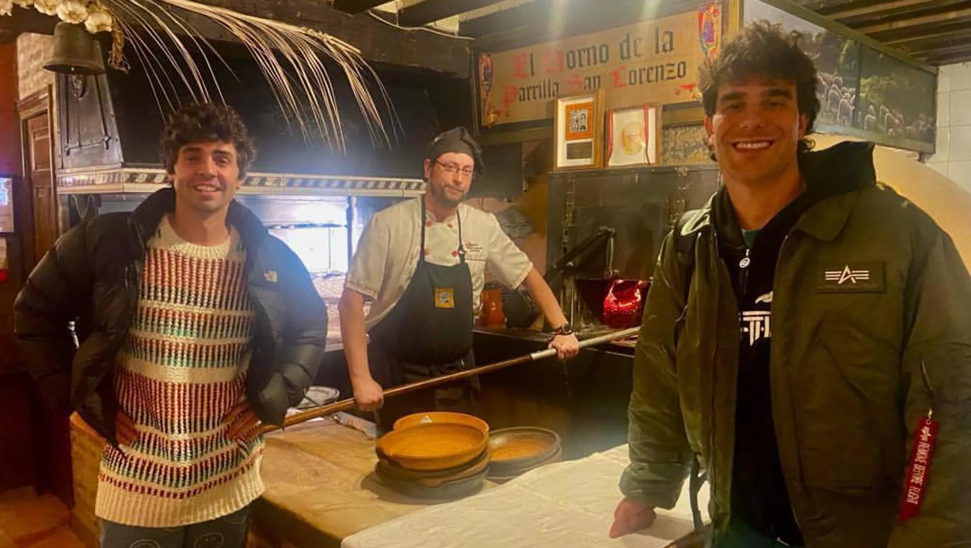 Los Javis disfrutan del lechazo en un restaurante de Valladolid | El Norte  de Castilla