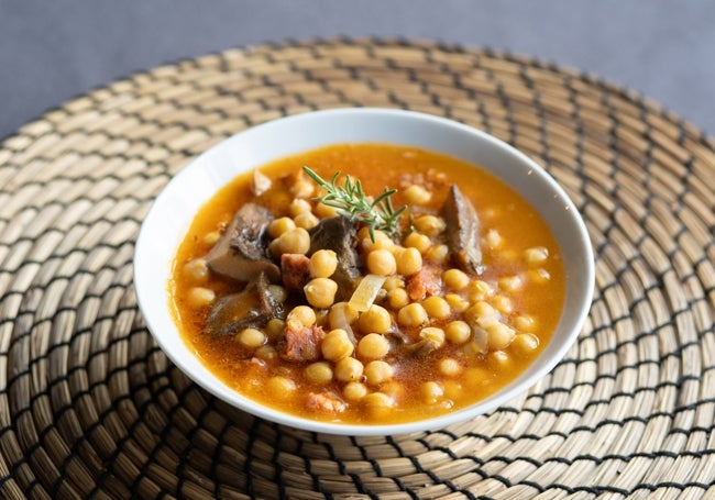 Garbanzos pedrosillanos con setas y chorizo castellano.