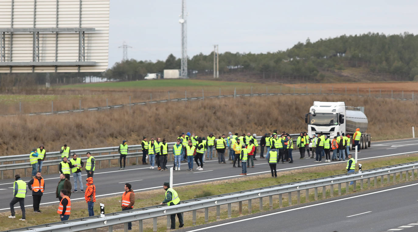 Así ha sido el corte de la autovía en Villaherreros