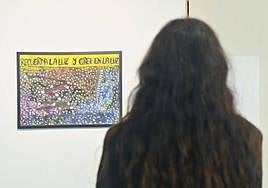 Una visitante, ante un cuadro de Glodenau.