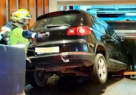 Una grúa y los Bomberos de Valladolid sacan el coche dañado. .