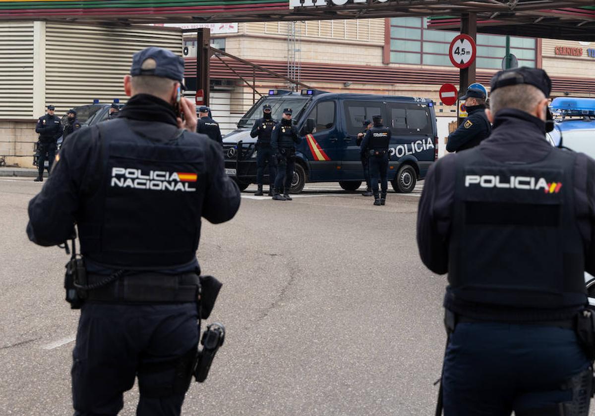 Presencia policial en Mercaolid durante la manifestación de agricultores de esta semana.