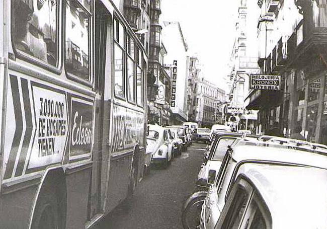 Atascos en la calle Regalado en los años setenta.