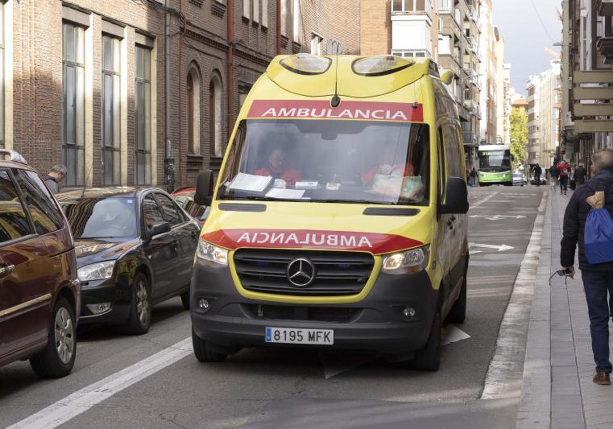 Imagen de una ambulancia en Valladolid.