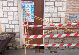 Fotografía de la puerta por la que los ladrones han sustraído el material.
