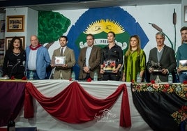 Autoridades junto a los galardonados.