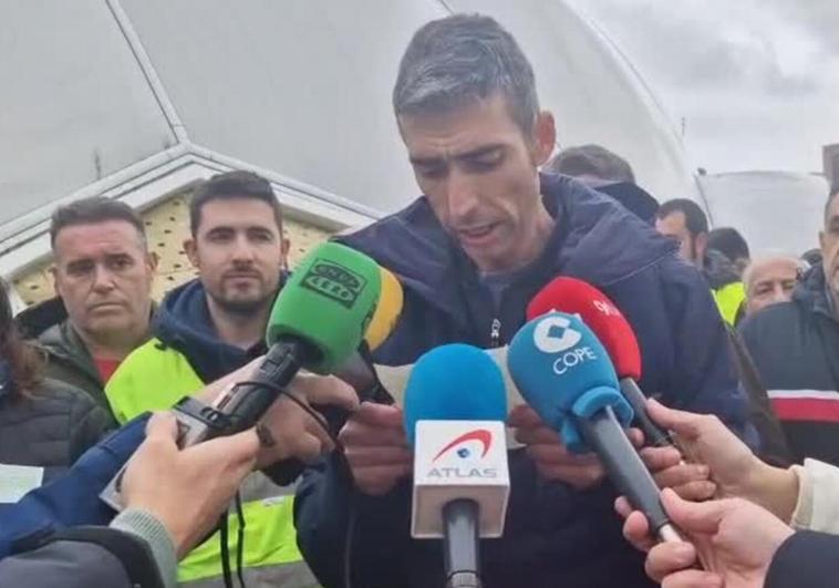 Juan Adalia lee un manifiesto en representación de los agricultores adheridos a la protesta.