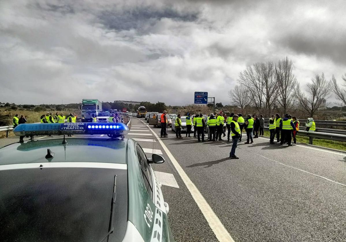 Agricultores y ganaderos segovianos cortan la N-6 en Villacastín.