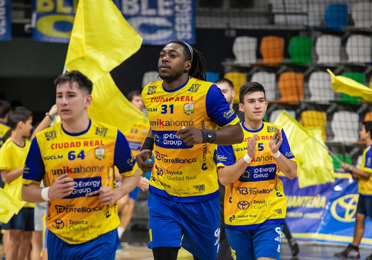 Los jugadores del Energy Caserío Ciudad Real, al inicio de un partido esta temporada.